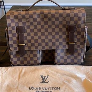 Genuine LouisVuitton messenger bag. Unisex